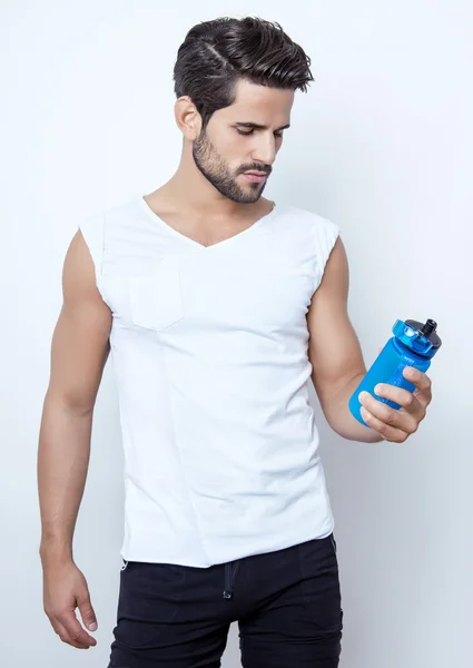 Hombre joven y en forma con auriculares — Foto de Stock