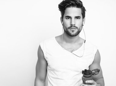 yakışıklı, genç ve zinde bir adam