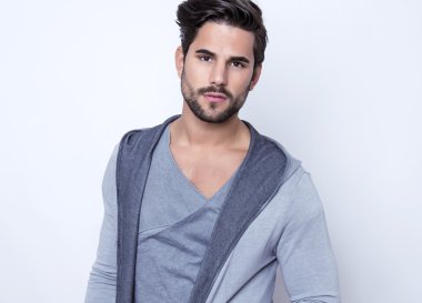 Yakışıklı genç adam.