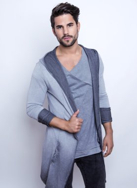 Yakışıklı genç adam.