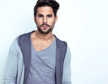 Yakışıklı genç adam.