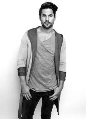 Yakışıklı genç adam.