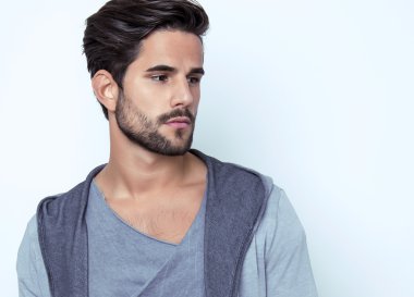 Yakışıklı genç adam.