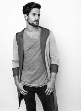 Yakışıklı genç adam.