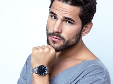 Yakışıklı genç adam.