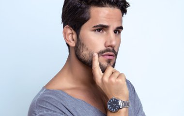 Yakışıklı genç adam.