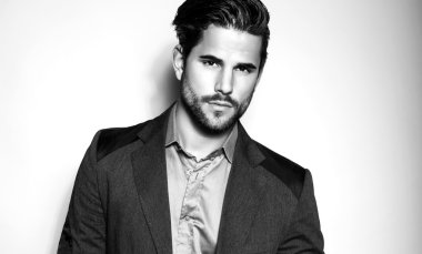 yakışıklı genç gri arka plan üzerinde takım elbiseli