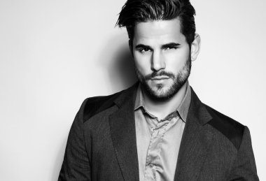 yakışıklı genç gri arka plan üzerinde takım elbiseli