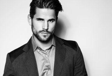 yakışıklı genç gri arka plan üzerinde takım elbiseli