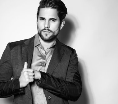 yakışıklı genç gri arka plan üzerinde takım elbiseli