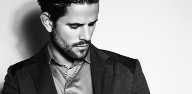 yakışıklı genç gri arka plan üzerinde takım elbiseli