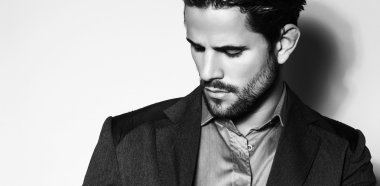 yakışıklı genç gri arka plan üzerinde takım elbiseli