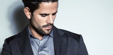 yakışıklı genç gri arka plan üzerinde takım elbiseli