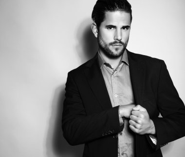 yakışıklı genç gri arka plan üzerinde takım elbiseli