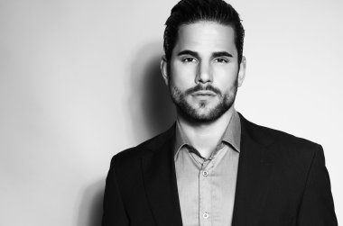 yakışıklı genç gri arka plan üzerinde takım elbiseli