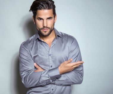 Yakışıklı genç adam.