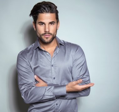 Yakışıklı genç adam.