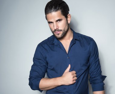 Yakışıklı genç adam.