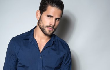 Yakışıklı genç adam.