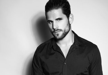 Yakışıklı genç adam.