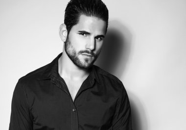 Yakışıklı genç adam.