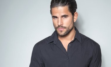 Yakışıklı genç adam.