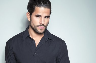 Yakışıklı genç adam.