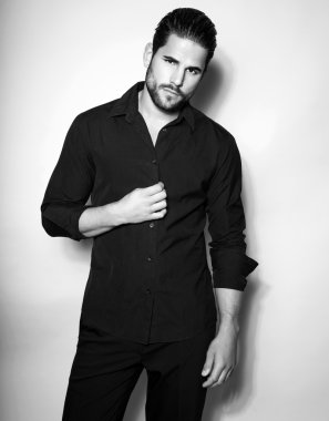 Yakışıklı genç adam.