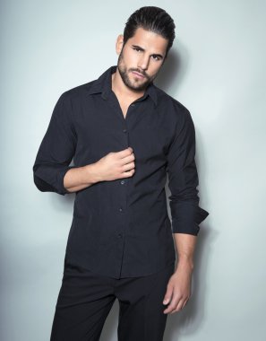 Yakışıklı genç adam.