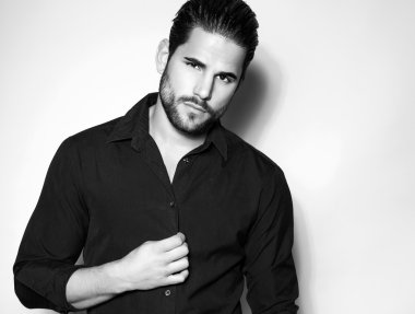 Yakışıklı genç adam.