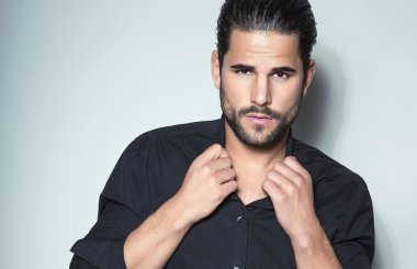 Yakışıklı genç adam.