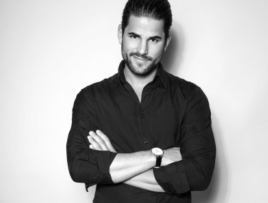 Yakışıklı genç adam.