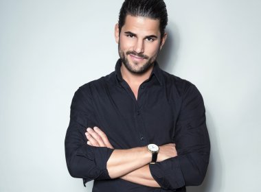 Yakışıklı genç adam.