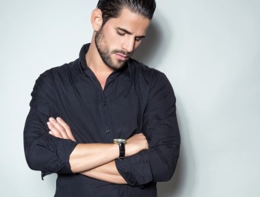 Yakışıklı genç adam.