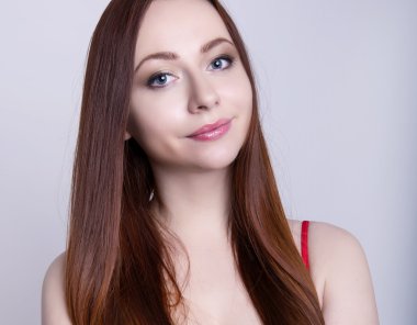 güzel genç kırmızı saçlı kadın neşeyle