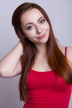 güzel genç kırmızı saçlı kadın neşeyle