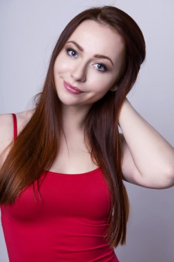 güzel genç kırmızı saçlı kadın neşeyle