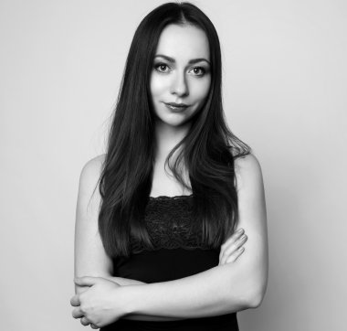 güzel genç kırmızı saçlı kadın neşeyle