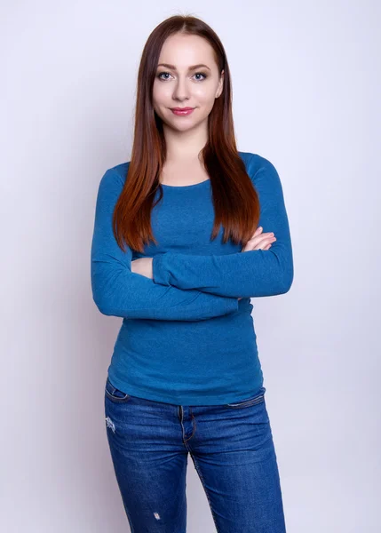 Bela jovem ruiva mulher alegre — Fotografia de Stock