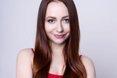 güzel genç kırmızı saçlı kadın neşeyle