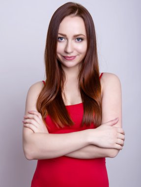 güzel genç kırmızı saçlı kadın neşeyle