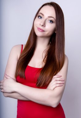 güzel genç kırmızı saçlı kadın neşeyle