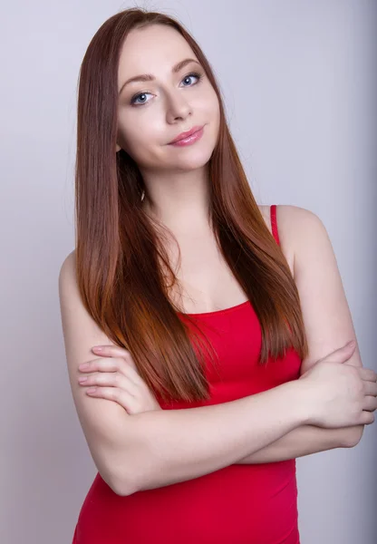 Belle jeune femme aux cheveux rouges joyeusement — Photo