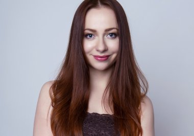 güzel genç kırmızı saçlı kadın neşeyle