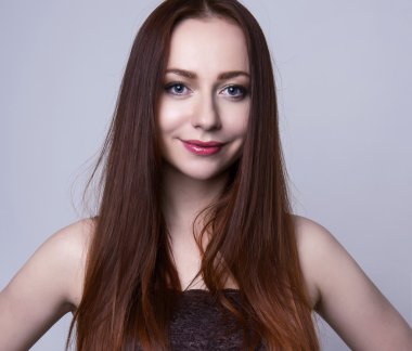 güzel genç kırmızı saçlı kadın neşeyle