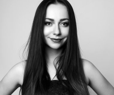 güzel genç kırmızı saçlı kadın neşeyle