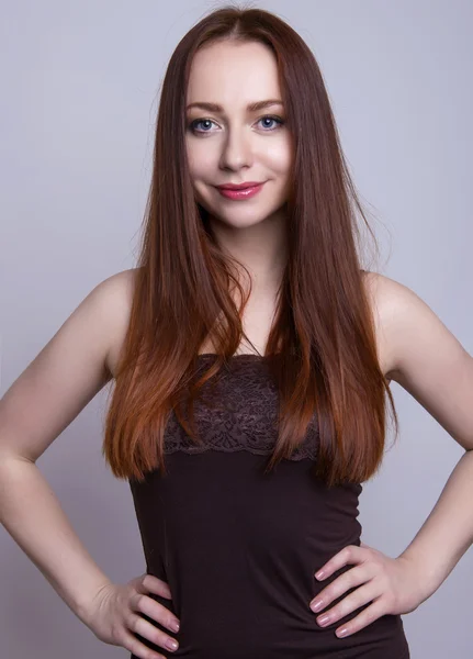 Bella giovane donna dai capelli rossi allegramente — Foto Stock