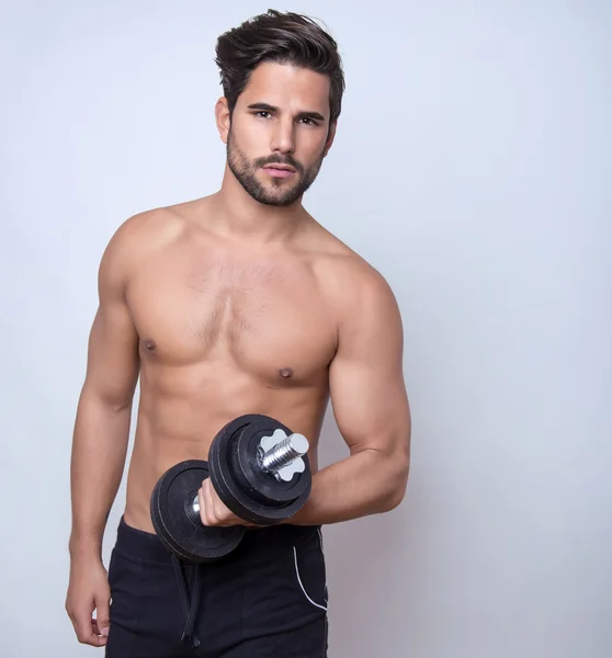 Schöner junger Bodybuilder — Stockfoto