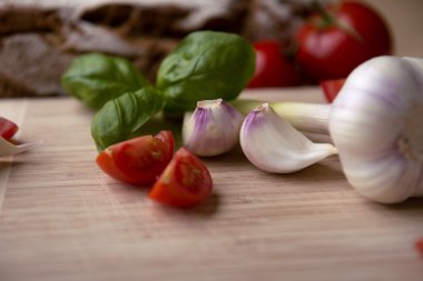 sarımsak, fesleğen ve taze domates