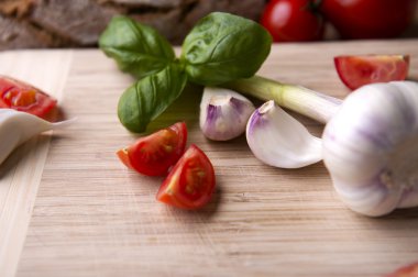 sarımsak, fesleğen ve taze domates